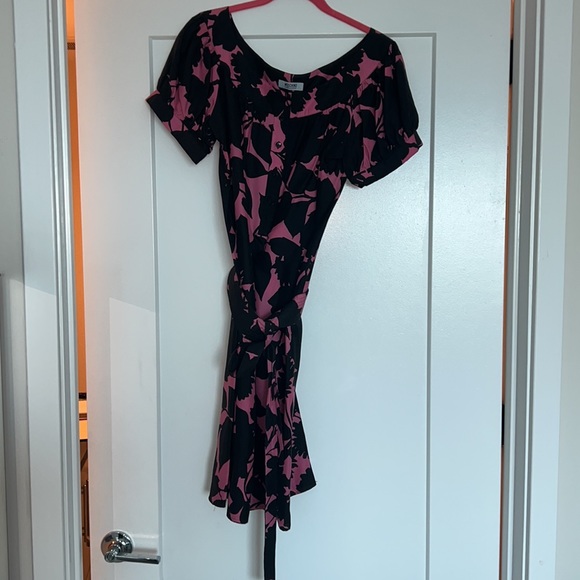 Stunning MOSCHINO dress perfect for summer weddings, showers, nights out - Picture 2 of 3